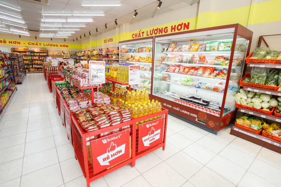 Điểm nhấn nổi bật tại WinMart+ Rural là ụ đảo trưng bày nhu yếu phẩm có giá luôn rẻ