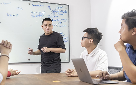 Lê Đình Lực, tác giả phương pháp dạy và học ngoại ngữ Linearthinking thảo luận công việc với các đồng nghiệp. (Ảnh: Nhật Minh) Lê Đình Lực, tác giả phương pháp dạy và học ngoại ngữ Linearthinking thảo luận công việc với các đồng nghiệp. (Ảnh: Nhật Minh)