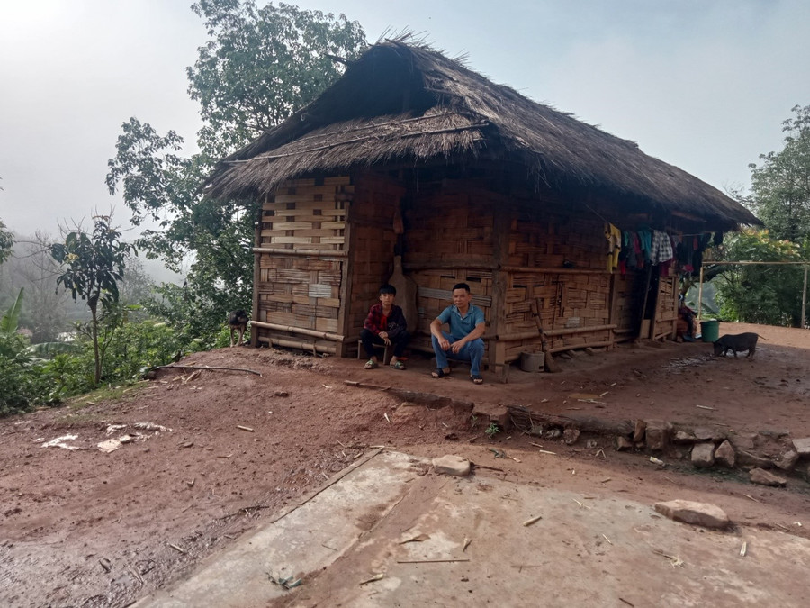 Thầy Quân trong buổi lên bản vùng cao vận động học sinh ra lớp. Thầy Quân trong buổi lên bản vùng cao vận động học sinh ra lớp.