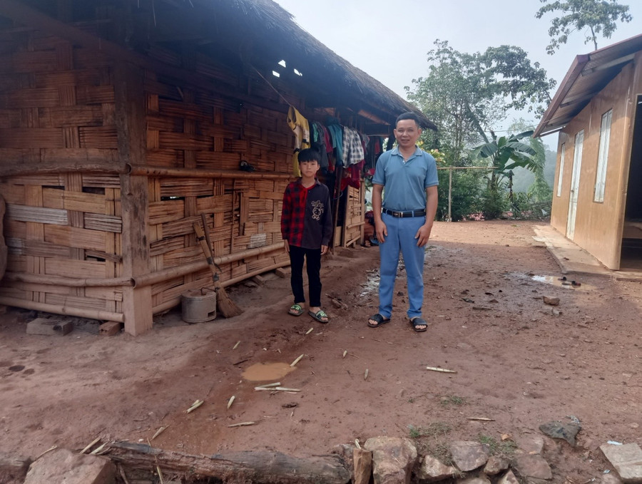 Hai thầy trò trở lại trường để tiếp tục học tập. Hai thầy trò trở lại trường để tiếp tục học tập.