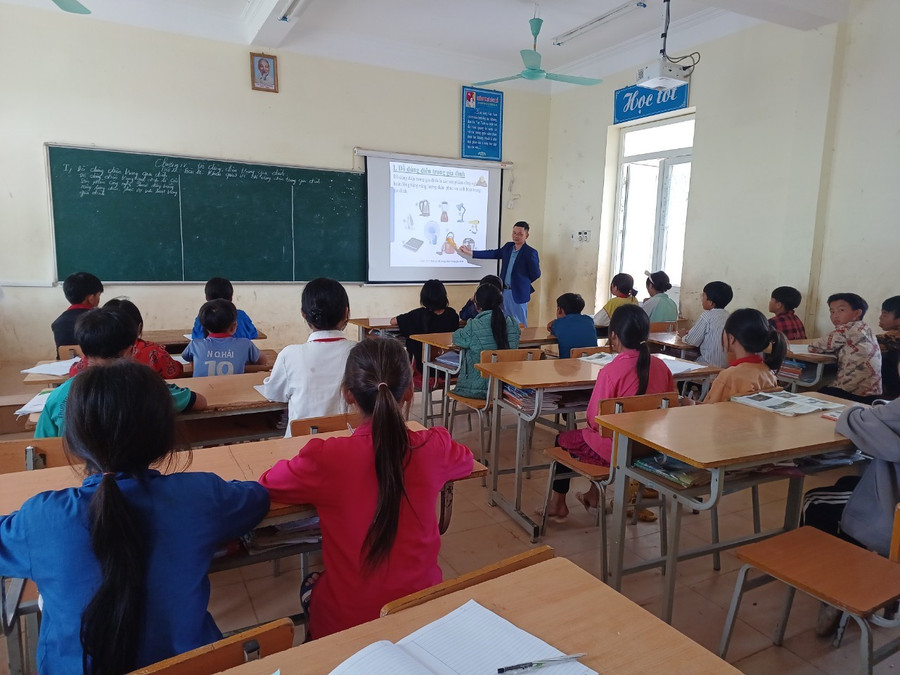 Thầy giáo Lò Văn Quân trong một tiết chuyên đề. Thầy giáo Lò Văn Quân trong một tiết chuyên đề.