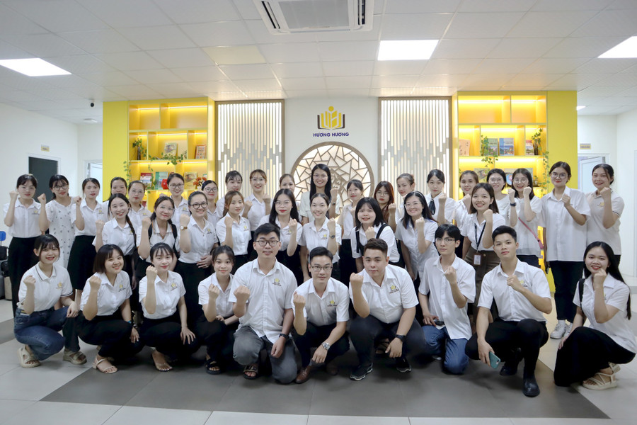 Tập thể cán bộ, nhân viên, người lao động của Trung tâm Tiếng Trung Hương Hương Tập thể cán bộ, nhân viên, người lao động của Trung tâm Tiếng Trung Hương Hương