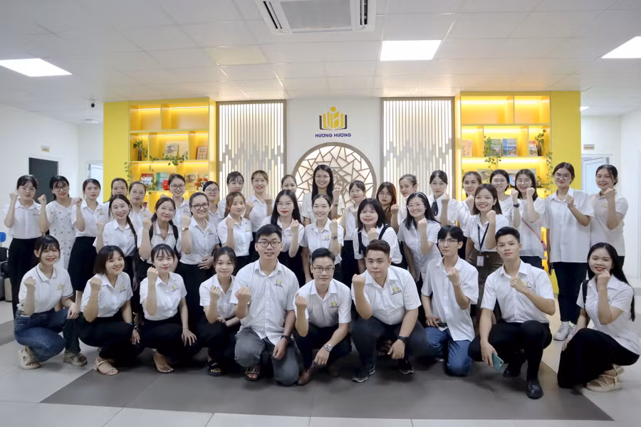 Tập thể cán bộ, nhân viên, người lao động của Trung tâm Tiếng Trung Hương Hương Tập thể cán bộ, nhân viên, người lao động của Trung tâm Tiếng Trung Hương Hương