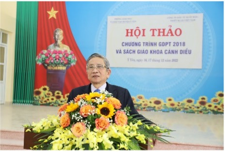 GS. TS Nguyễn Minh Thuyết giới thiệu SGK lớp 4 trong buổi hội thảo ngày 14/2.