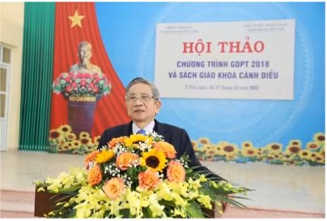 GS. TS Nguyễn Minh Thuyết giới thiệu SGK lớp 4 trong buổi hội thảo ngày 14/2.