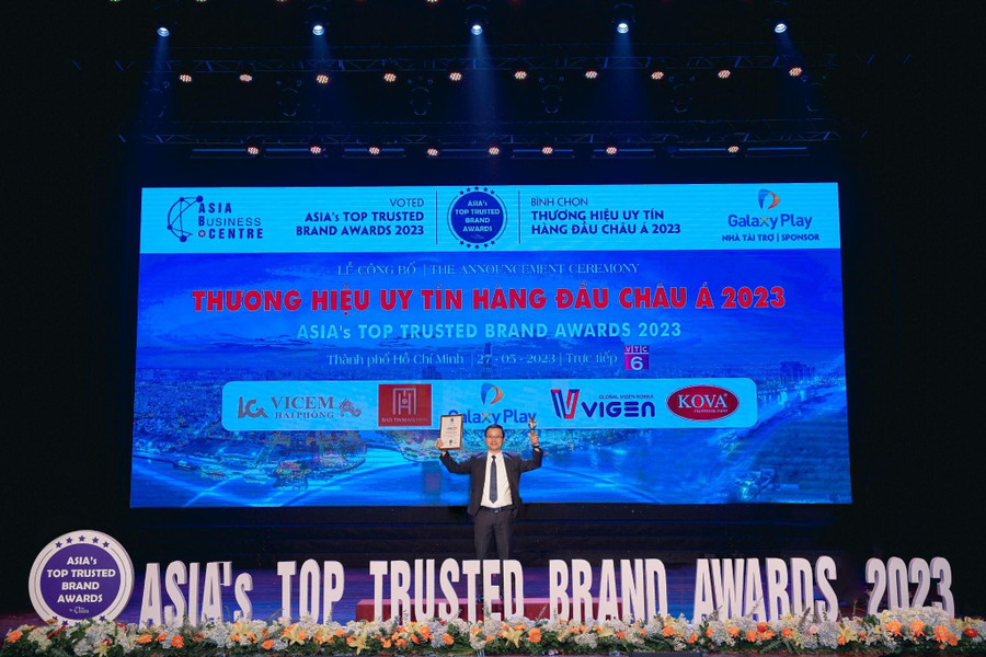 CEO Tony Vũ thay mặt Job3s nhận giải Top 10 Thương hiệu uy tín hàng đầu Châu Á 2023