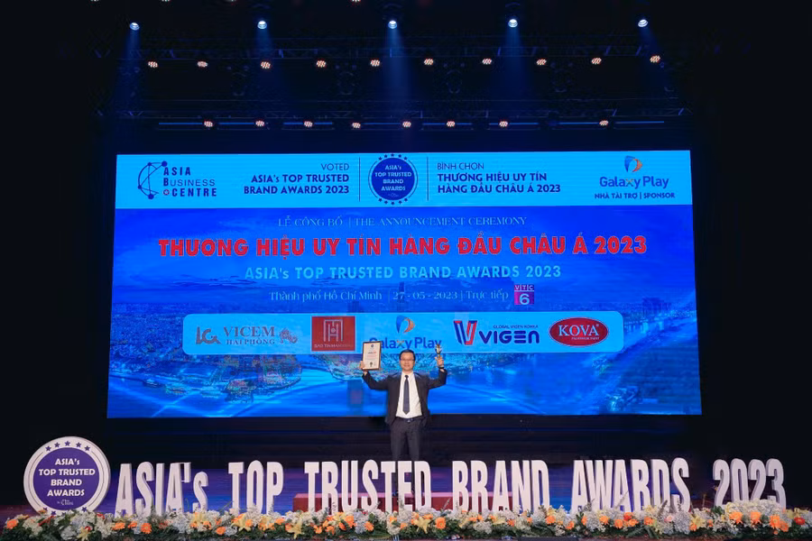 CEO Tony Vũ thay mặt Job3s nhận giải Top 10 Thương hiệu uy tín hàng đầu Châu Á 2023