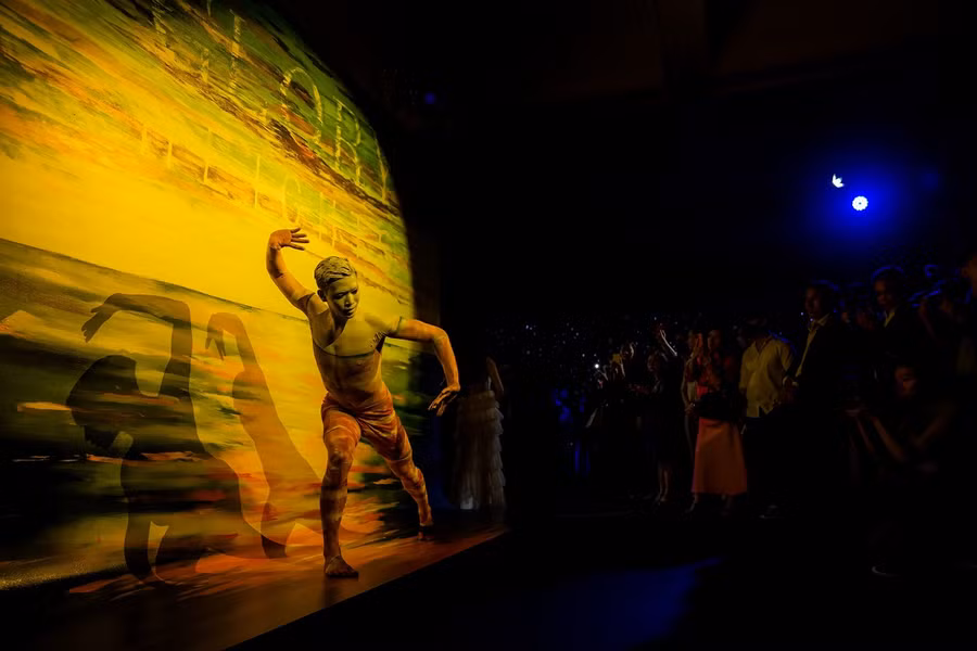 Glory to GLORY là bữa tiệc trải nghiệm đa tầng với các màn trình diễn múa body painting, violin, saxophone, trải nghiệm VR, mapping trên sàn, màn hình LED 3D…