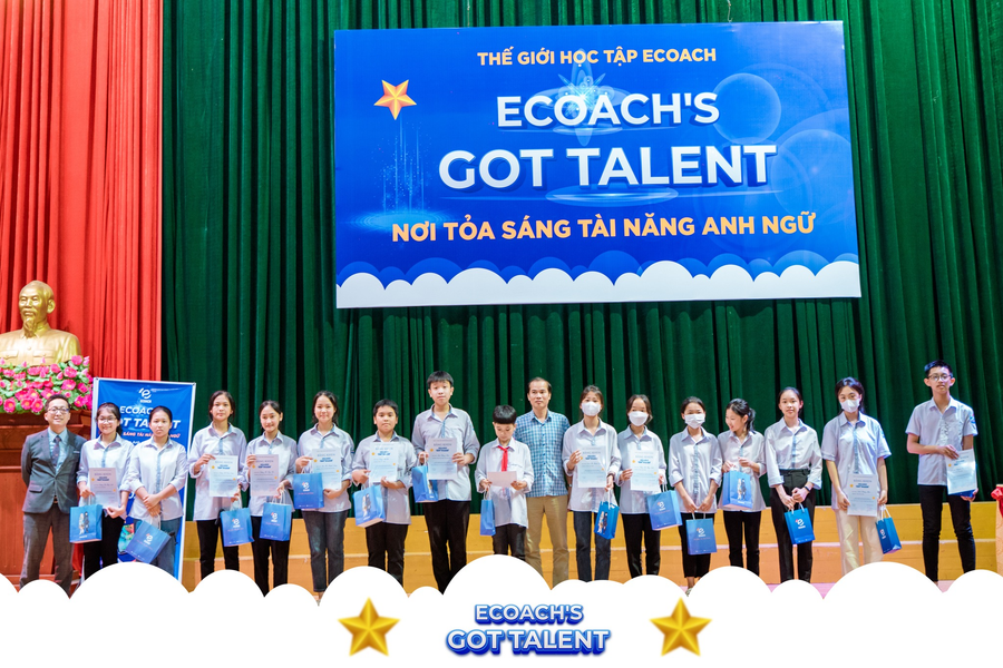 Các bạn học sinh tự tin thể hiện khả năng tiếng Anh.