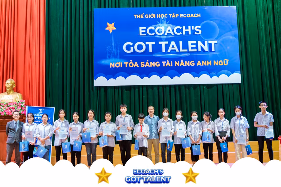 Các bạn học sinh tự tin thể hiện khả năng tiếng Anh.