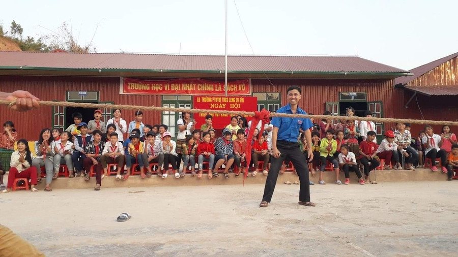 Thầy Nguyễn Minh Văn tổ chức cho học sinh thi kéo co. Thầy Nguyễn Minh Văn tổ chức cho học sinh thi kéo co.