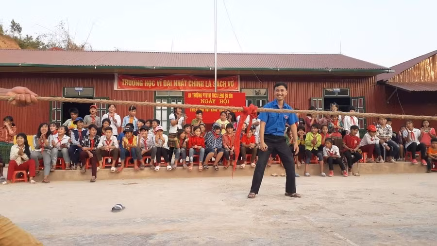 Thầy Nguyễn Minh Văn tổ chức cho học sinh thi kéo co.