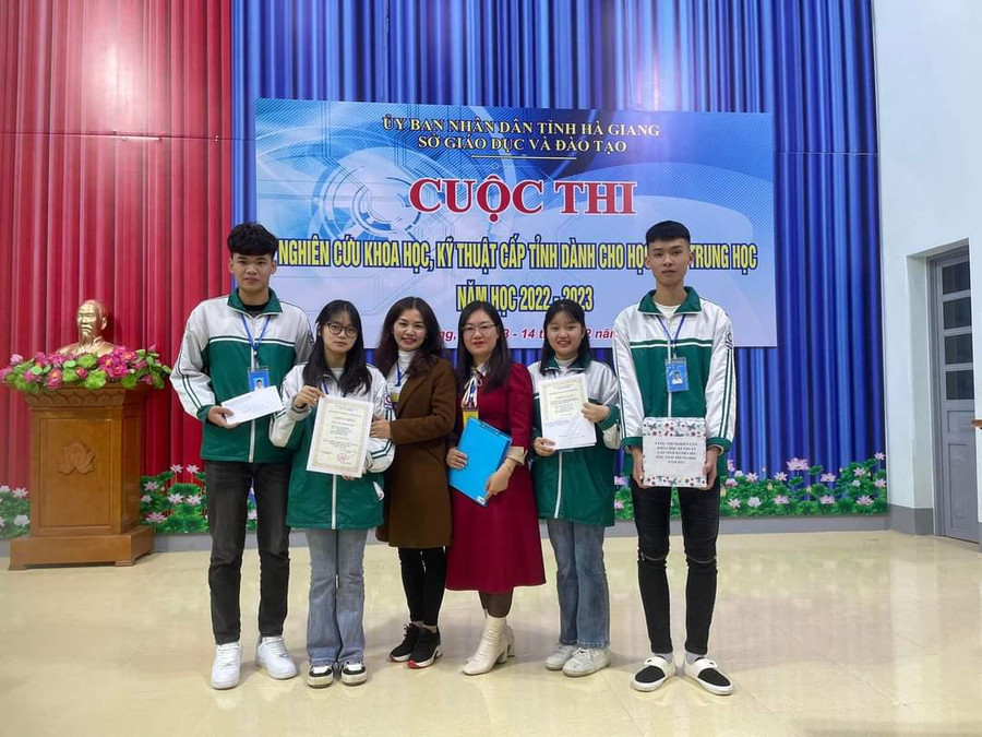 Hình ảnh học sinh và giáo viên Nhà trường tham dự cuộc thi Nghiên cứu khoa học kỹ thuật cấp tỉnh năm học 2022-2023 Hình ảnh học sinh và giáo viên Nhà trường tham dự cuộc thi Nghiên cứu khoa học kỹ thuật cấp tỉnh năm học 2022-2023