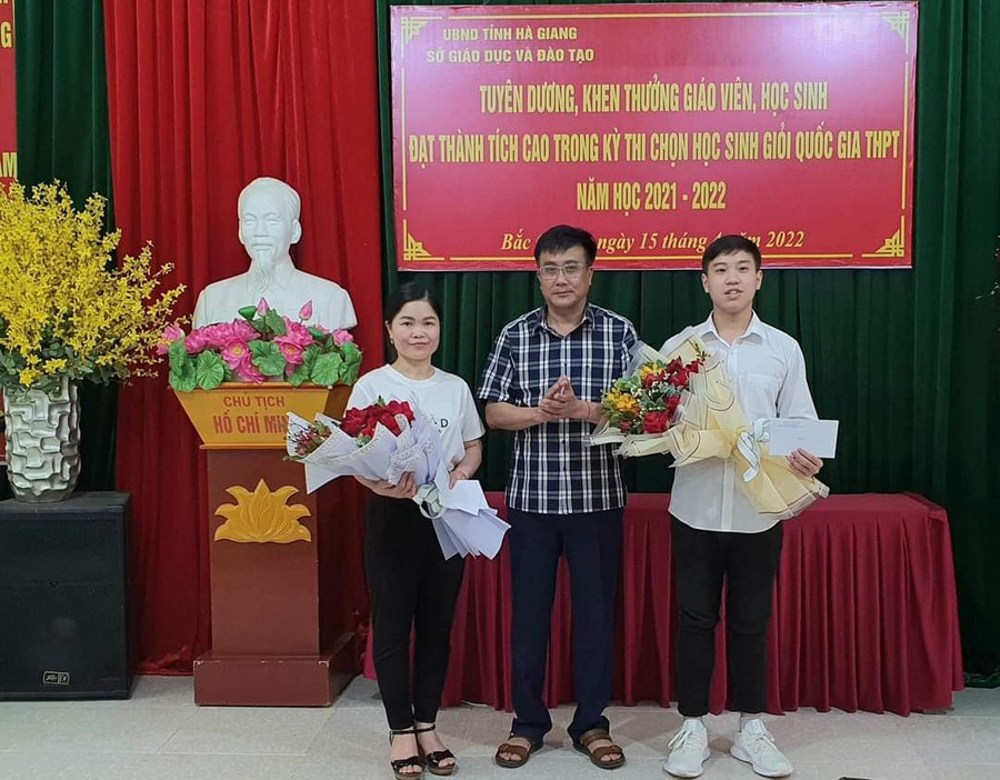 Hình ảnh GV và học sinh được Chủ tịch UBND huyện khen thưởng có thành tích cao trong ôn luyện, thi HS giỏi Quốc gia. Hình ảnh GV và học sinh được Chủ tịch UBND huyện khen thưởng có thành tích cao trong ôn luyện, thi HS giỏi Quốc gia.