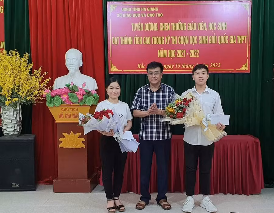 Hình ảnh GV và học sinh được Chủ tịch UBND huyện khen thưởng có thành tích cao trong ôn luyện, thi HS giỏi Quốc gia.