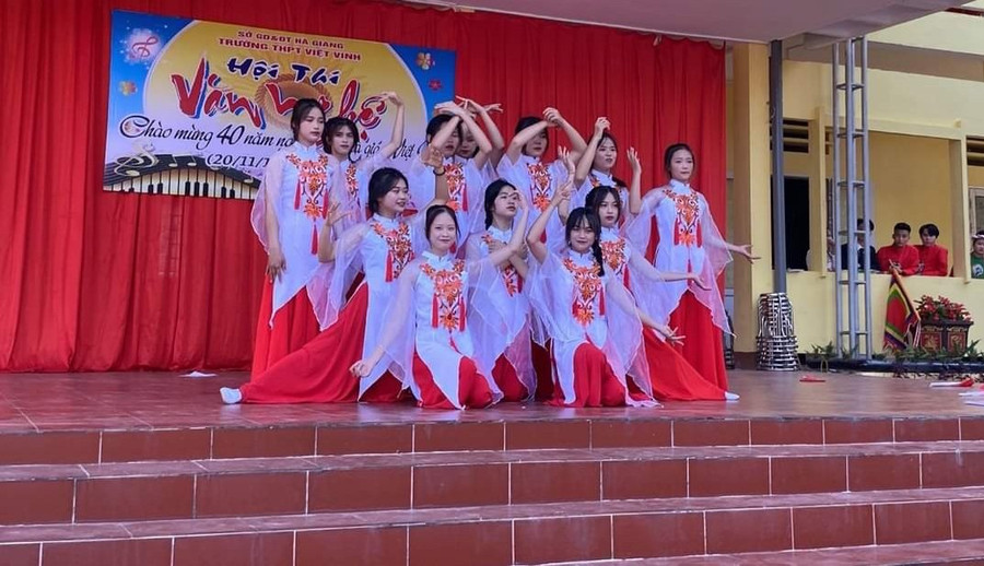 Hình ảnh học sinh tham gia Hội thi Văn nghệ chào mừng 40 năm Ngày Nhà giáo Việt Nam (20/11/1982 - 20/11/2022) Hình ảnh học sinh tham gia Hội thi Văn nghệ chào mừng 40 năm Ngày Nhà giáo Việt Nam (20/11/1982 - 20/11/2022)
