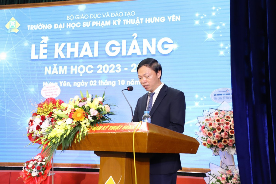 PGS.TS Bùi Trung Thành phát biểu tại lễ khai giảng. PGS.TS Bùi Trung Thành phát biểu tại lễ khai giảng.