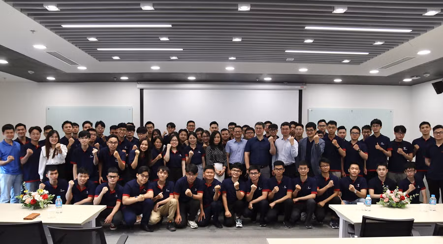 Chương trình Đào tạo Kỹ sư AI của Vingroup đã thu hút hơn 1.000 hồ sơ ưu tú, đào tạo 240 học viên xuất sắc nhất, sở hữu thành tích, danh hiệu học thuật cấp quốc gia, quốc tế.