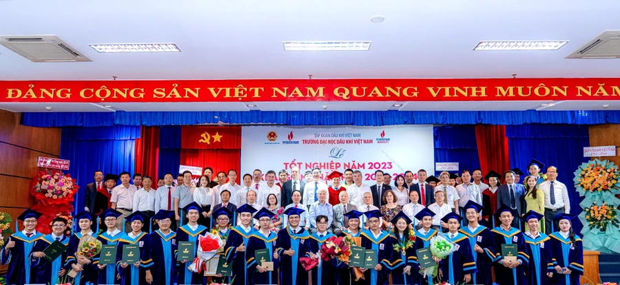 Các đại biểu chung vui cùng các em sinh viên tại Lễ Tốt nghiệp, trao bằng và Khai giảng năm học mới 2023-2024