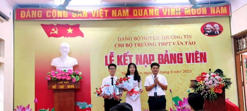 Đảng bộ huyện Thường Tín – Chi bộ Trường THPT Vân Tảo Tổ chức kết nạp Đảng cho 2 học sinh ưu tú