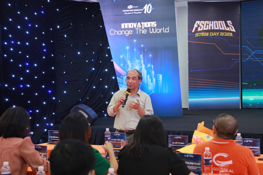 GS. Hồ Tú Bảo chia sẻ về Toán học và Trí tuệ nhân tạo tại hội thảo. GS. Hồ Tú Bảo chia sẻ về Toán học và Trí tuệ nhân tạo tại hội thảo.