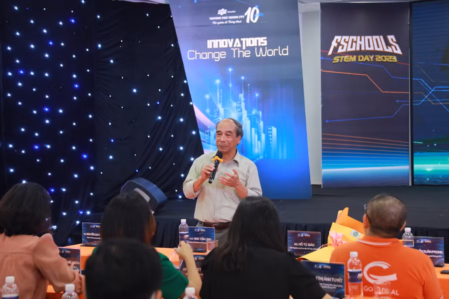 GS. Hồ Tú Bảo chia sẻ về Toán học và Trí tuệ nhân tạo tại hội thảo.