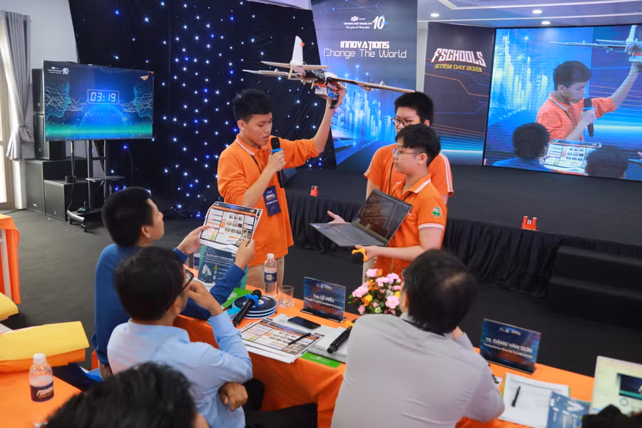 Các thí sinh đem đến nhiều sản phẩm sáng tạo tại chung kết cuộc thi STEM của FPT Schools