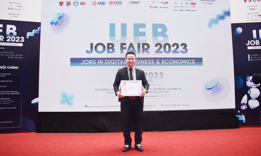 CEO Tony Vũ - Nhà sáng lập nền tảng tuyển dụng và tìm việc làm job3s.vn có mặt tại sự kiện và truyền cảm hứng đến hàng ngàn sinh viên CEO Tony Vũ - Nhà sáng lập nền tảng tuyển dụng và tìm việc làm job3s.vn có mặt tại sự kiện và truyền cảm hứng đến hàng ngàn sinh viên