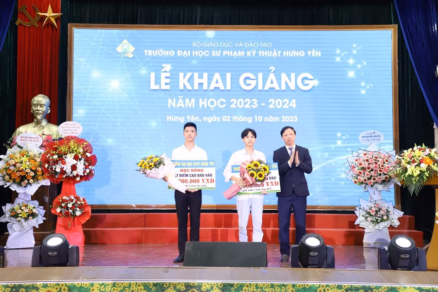 PGS.TS Bùi Trung Thành trao bằng khen cho sinh viên có thành tích xuất sắc.