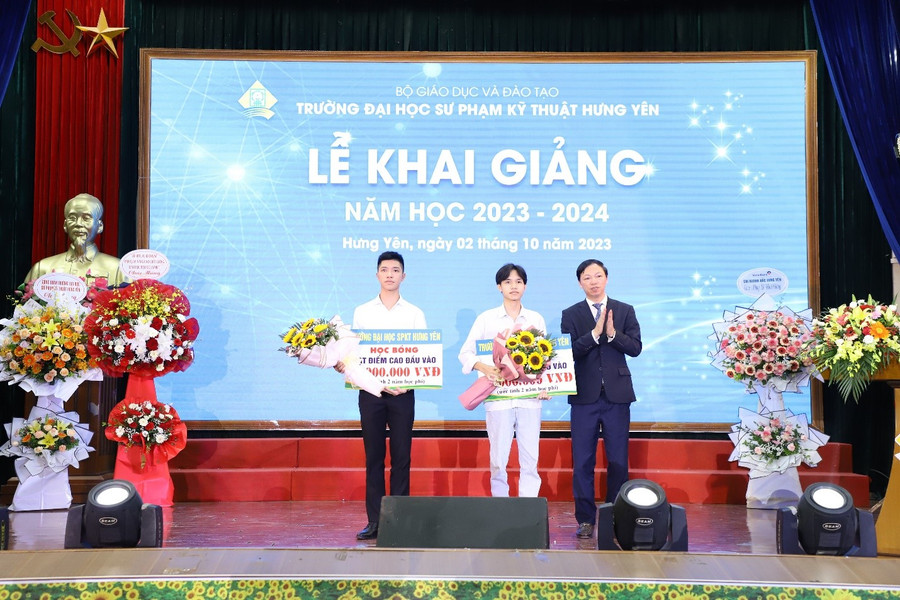 PGS.TS Bùi Trung Thành trao bằng khen cho sinh viên có thành tích xuất sắc. PGS.TS Bùi Trung Thành trao bằng khen cho sinh viên có thành tích xuất sắc.
