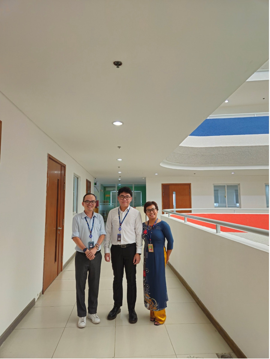 Giáo viên chủ nhiệm Lê Quang Vinh chụp ảnh lưu niệm cùng đồng nghiệp.