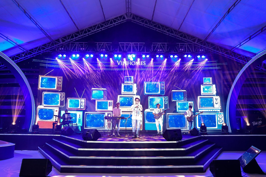 Sân khấu hoành tráng cùng tiết mục biểu diễn của các nghệ sĩ trẻ tạo sự bùng nổ và phấn khích của khách tham dự tại sự kiện Đại hội tuyển dụng Vinhomes 2023. Sân khấu hoành tráng cùng tiết mục biểu diễn của các nghệ sĩ trẻ tạo sự bùng nổ và phấn khích của khách tham dự tại sự kiện Đại hội tuyển dụng Vinhomes 2023.