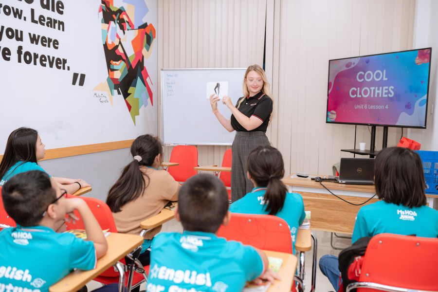 Học viên Ms Hoa Junior được định hướng học vững nền tảng và rèn luyện đồng đều 4 kỹ năng. Học viên Ms Hoa Junior được định hướng học vững nền tảng và rèn luyện đồng đều 4 kỹ năng.