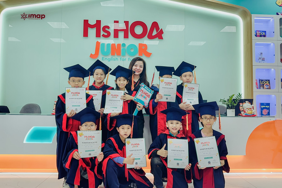 Học viên nhận giấy chứng nhận khi hoàn thành khóa học tại Ms Hoa Junior. Học viên nhận giấy chứng nhận khi hoàn thành khóa học tại Ms Hoa Junior.
