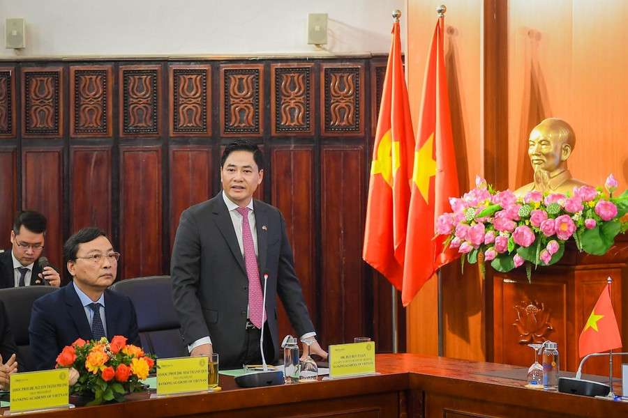 TS. Bùi Hữu Toàn – Bí thư Đảng ủy, Chủ tịch Hội đồng HVNH phát biểu tại buổi Lễ TS. Bùi Hữu Toàn – Bí thư Đảng ủy, Chủ tịch Hội đồng HVNH phát biểu tại buổi Lễ