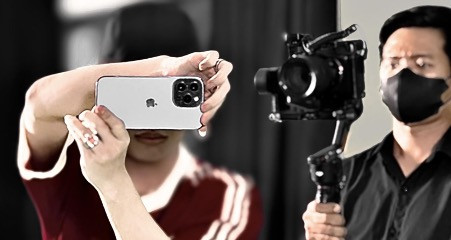 Thao tác thực hiện cú máy xoáy đạo diễn Phạm Vĩnh Khương thực hiện trong trận đấu với robot cine.