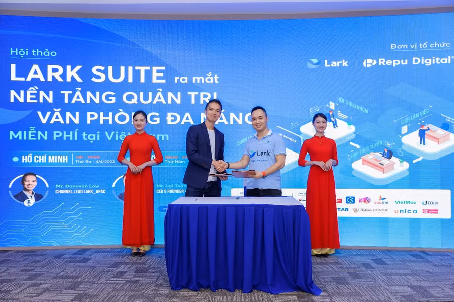 Ông Donovan Low - đại diện Lark Suite (bên trái) và Ông Lại Tuấn Cường - CEO Công ty Repu Digital (bên phải) tại lễ ký kết.