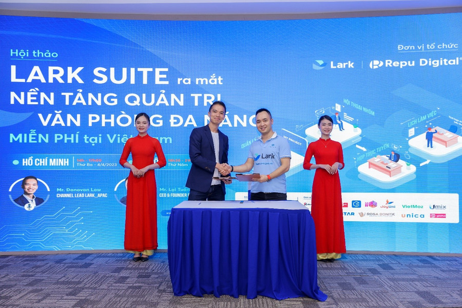 Ông Donovan Low - đại diện Lark Suite (bên trái) và Ông Lại Tuấn Cường - CEO Công ty Repu Digital (bên phải) tại lễ ký kết.