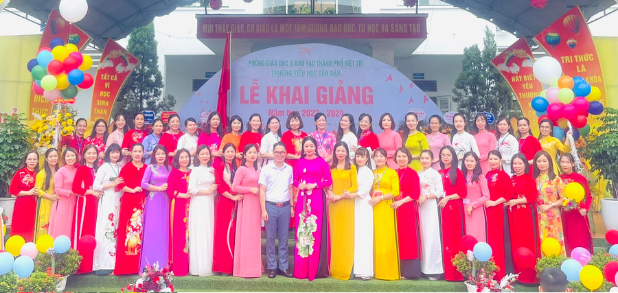 Tập thể cán bộ quản lý, giáo viên, nhân viên Trường TH Tân Dân trong Lễ Khai giảng năm học mới 2023- 2024. Tập thể cán bộ quản lý, giáo viên, nhân viên Trường TH Tân Dân trong Lễ Khai giảng năm học mới 2023- 2024.