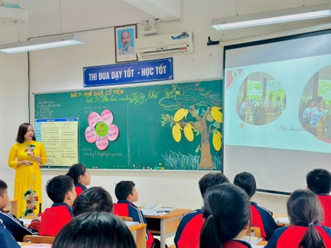 Cô và trò hăng say học tập trên lớp