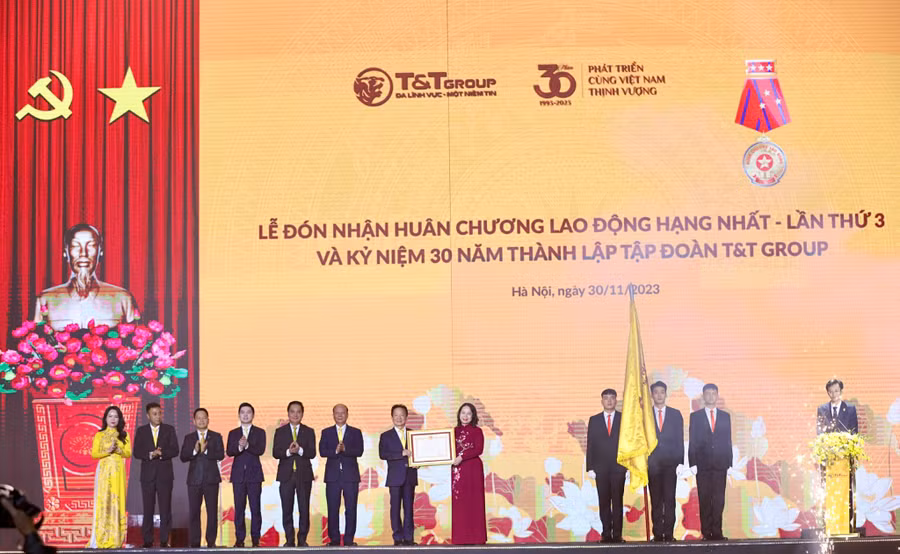 Bà Võ Thị Ánh Xuân, Uỷ viên Ban Chấp hành Trung ương Đảng, Phó Chủ tịch nước CHXHCN Việt Nam thay mặt lãnh đạo Đảng, Nhà nước trao tặng Huân chương lao động hạng Nhất cho Tập đoàn T&T Group.