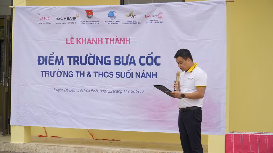Ông Đoàn Văn Tuấn đại diện cho VSF và Đoàn Thanh niên BAC A BANK phát biểu tại lễ khánh thành.