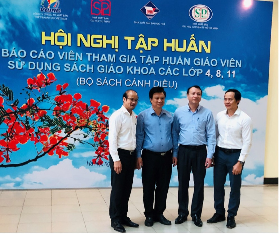 Thứ trưởng Nguyễn Hữu Độ chụp ảnh lưu niệm với các đại biểu.