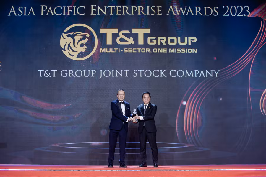 Ông Mai Xuân Sơn, Tổng Giám đốc T&amp;T Group (bên phải) nhận cúp vinh danh Doanh nghiệp xuất sắc Châu Á 2023 cho T&amp;T Group