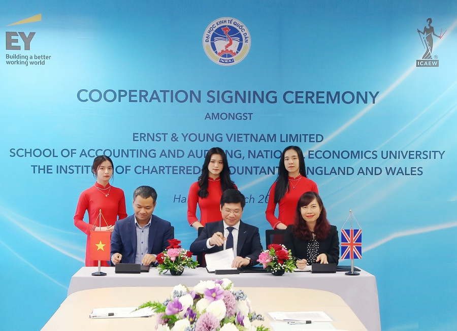 Ký kết giữa EY Việt Nam, NEU và ICAEW đã mở thêm cơ hội nghề nghiệp mơ ước cho những sinh viên theo học chương trình tích hợp. Ký kết giữa EY Việt Nam, NEU và ICAEW đã mở thêm cơ hội nghề nghiệp mơ ước cho những sinh viên theo học chương trình tích hợp.