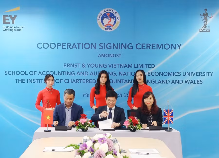 Ký kết giữa EY Việt Nam, NEU và ICAEW đã mở thêm cơ hội nghề nghiệp mơ ước cho những sinh viên theo học chương trình tích hợp. Ký kết giữa EY Việt Nam, NEU và ICAEW đã mở thêm cơ hội nghề nghiệp mơ ước cho những sinh viên theo học chương trình tích hợp.