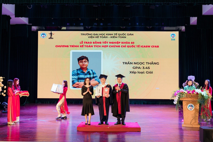 Trần Ngọc Thắng, cựu sinh viên lớp CFAB2 tại Lễ tốt nghiệp. Trần Ngọc Thắng, cựu sinh viên lớp CFAB2 tại Lễ tốt nghiệp.