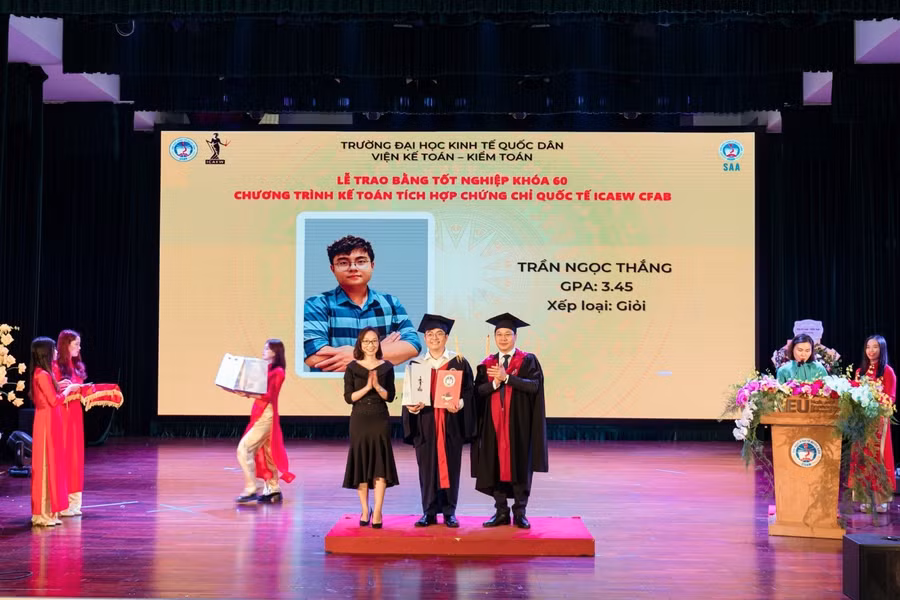 Trần Ngọc Thắng, cựu sinh viên lớp CFAB2 tại Lễ tốt nghiệp. Trần Ngọc Thắng, cựu sinh viên lớp CFAB2 tại Lễ tốt nghiệp.