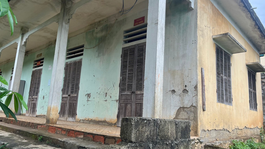 Khu nhà lưu trú cho các em học sinh Ngam La đã xuống cấp trầm trọng. Khu nhà lưu trú cho các em học sinh Ngam La đã xuống cấp trầm trọng.