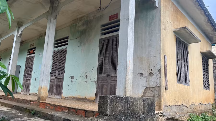 Khu nhà lưu trú cho các em học sinh Ngam La đã xuống cấp trầm trọng.